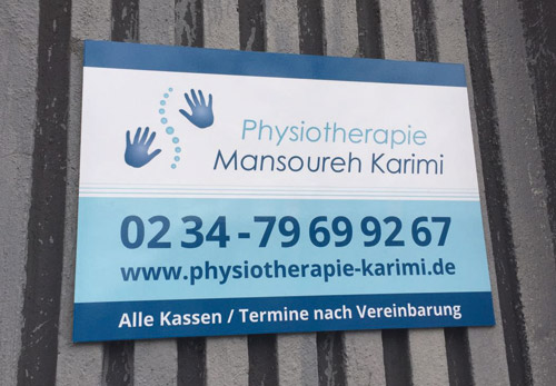 Praxisschild an derTüre Physiotherapie Karimi Praxisschild an derTüre Physiotherapie Karimi